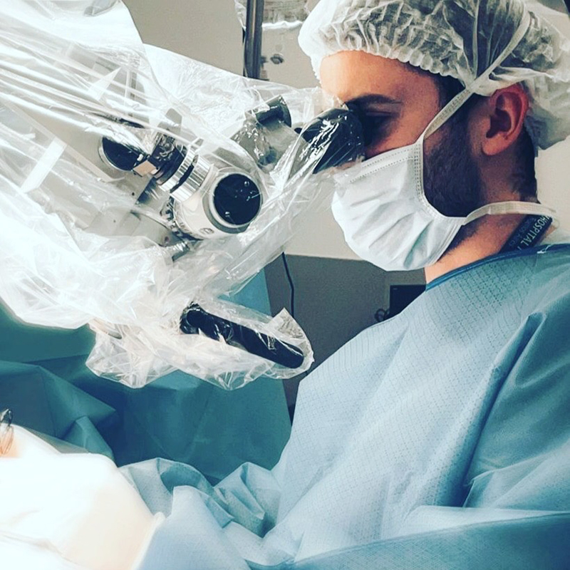 Doctor Marcos Dalvit operando